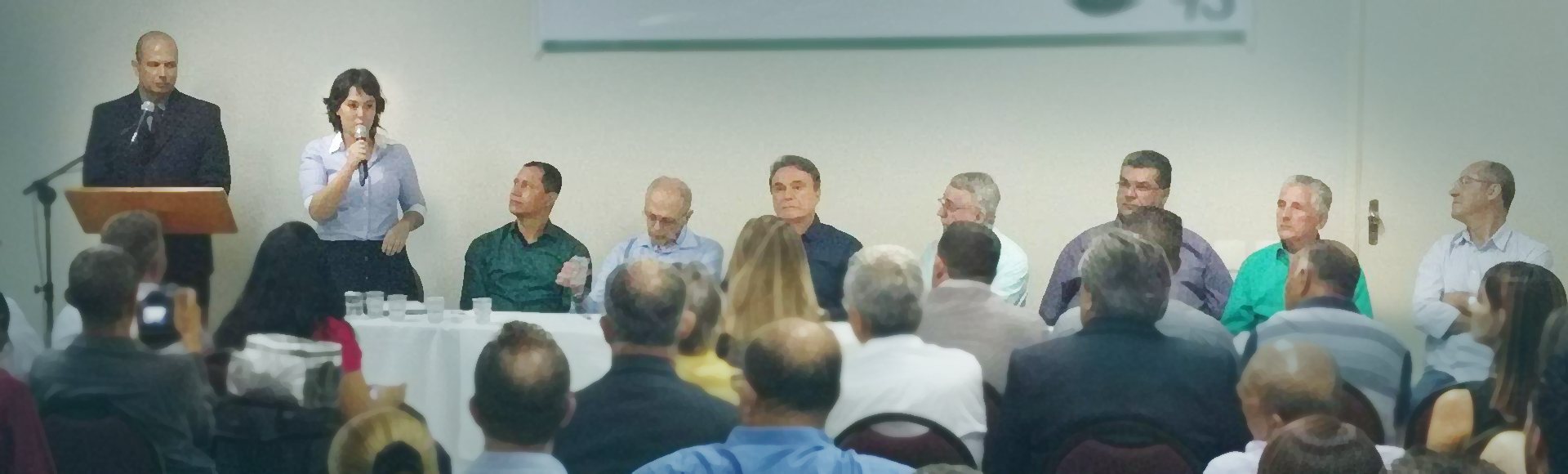 Dra. Francieli Zambonini falando em um encontro com lideranças políticas
