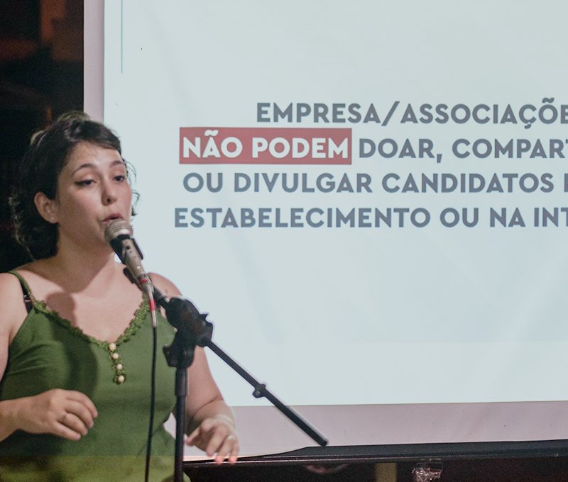 Dra. Francieli Zambonini ministrando palestra sobre regras eleitorais